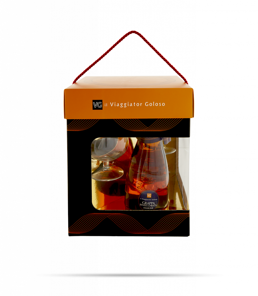 Grappa invecchiata Amarone con bicchieri