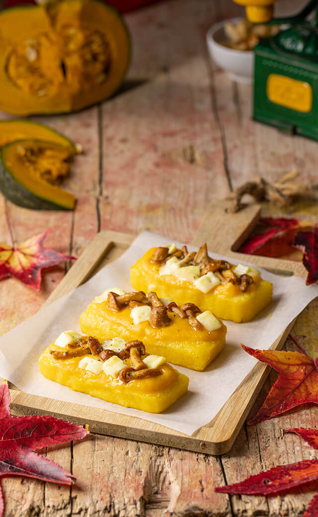 Crostoni di polenta con crema di zucca, funghi e brie