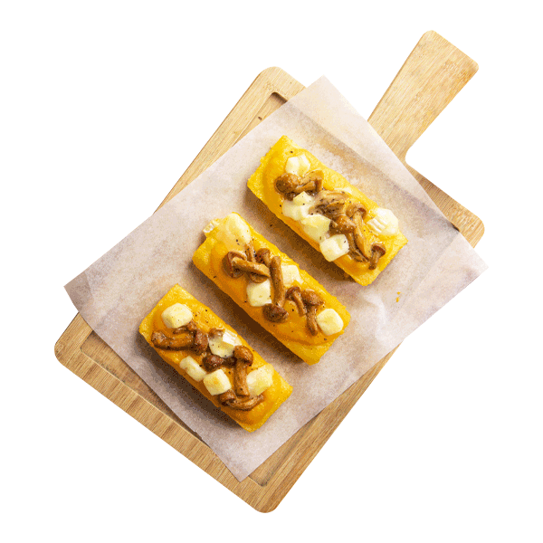 Crostoni di polenta con crema di zucca, funghi e brie