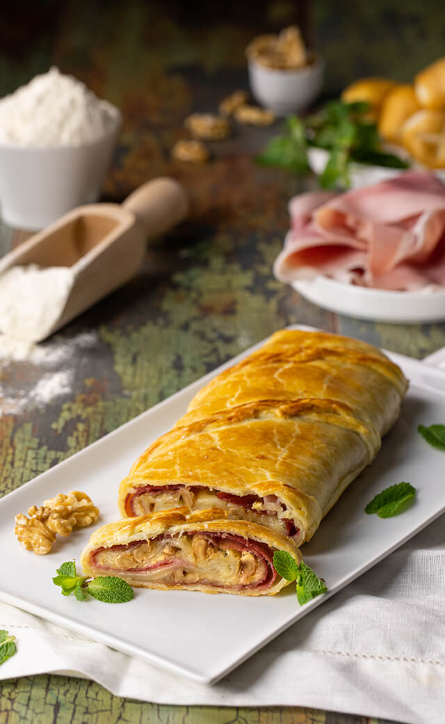 Rotolo salato con prosciutto cotto, scamorza e noci