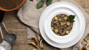 Zuppa di legumi con funghi e crostini di pane