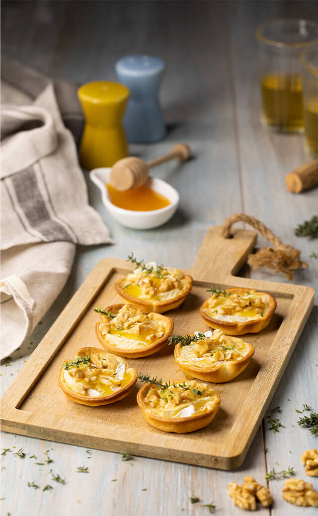 Cestini di brie al forno, con noci e miele