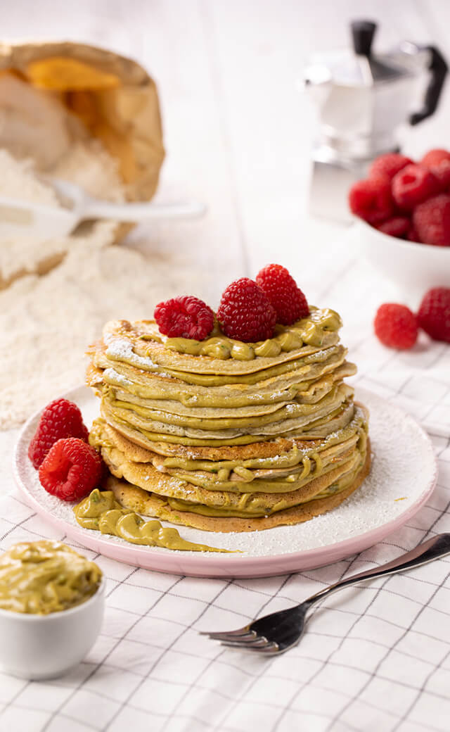 Pancake proteici con crema di pistacchio e lamponi