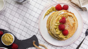 Pancake proteici con crema di pistacchio e lamponi