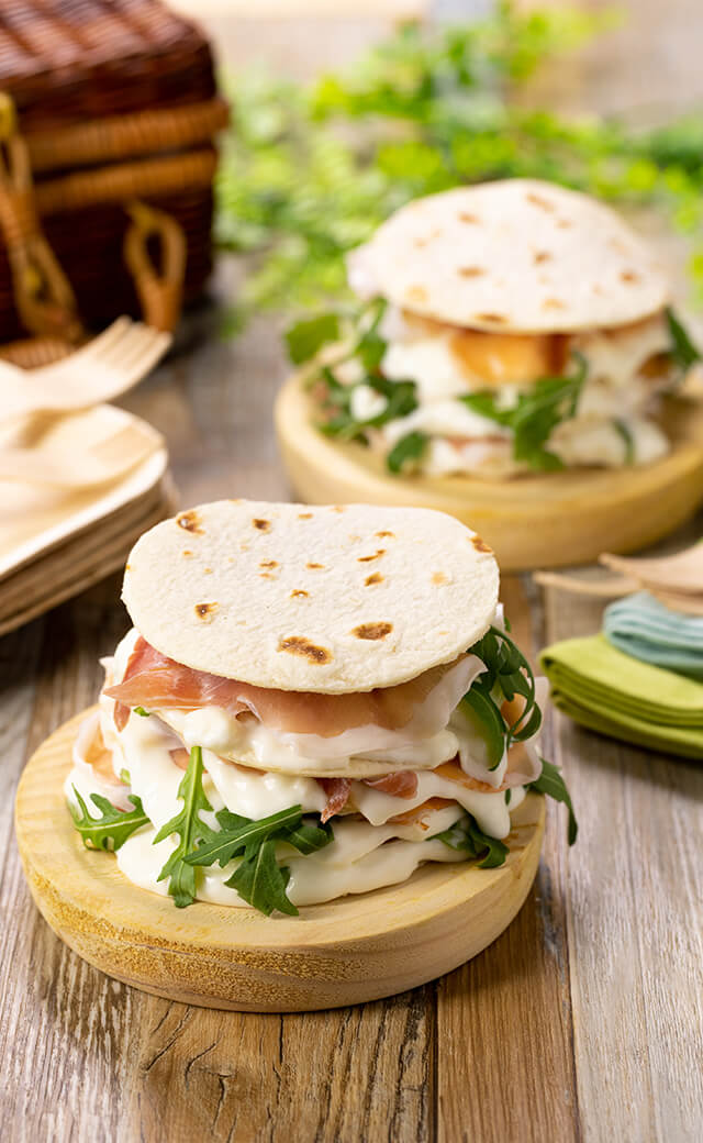 Millefoglie di piadina, squacquerone, crudo e rucola