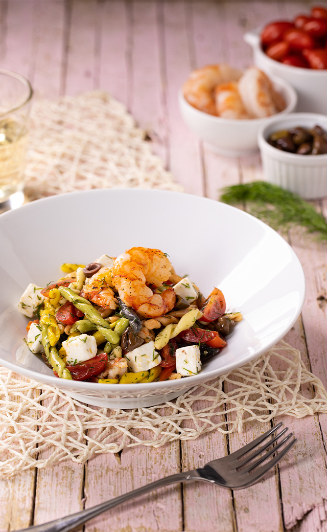 Trecce tricolore con feta, pomodorini e gamberi