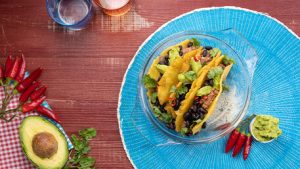 Tacos con carne piccante, fagioli neri e guacamole