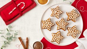 Cream tart natalizia con biscotti gingerbread