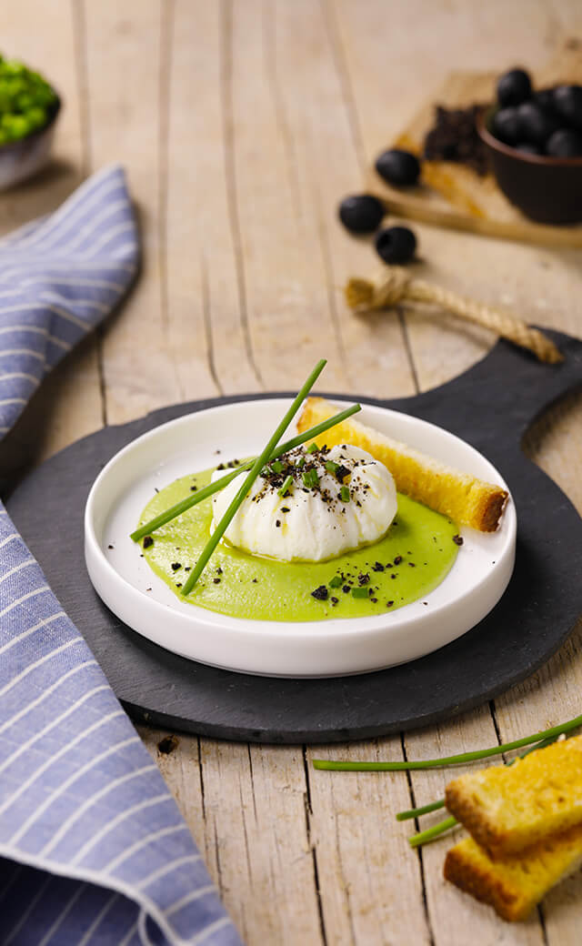Uovo pochè <br>su crema di piselli