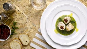 Rollè di petto di pollo con pomodorini secchi su crema di zucchine alla menta