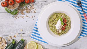 Farro con pesto di zucchine, ricotta al limone e pomodorini confit