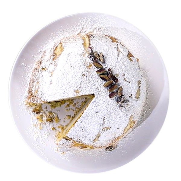 Zuccotto con gelato al pistacchio e gocce di cioccolato