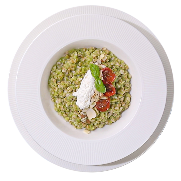 Farro con pesto di zucchine, ricotta al limone e pomodorini confit