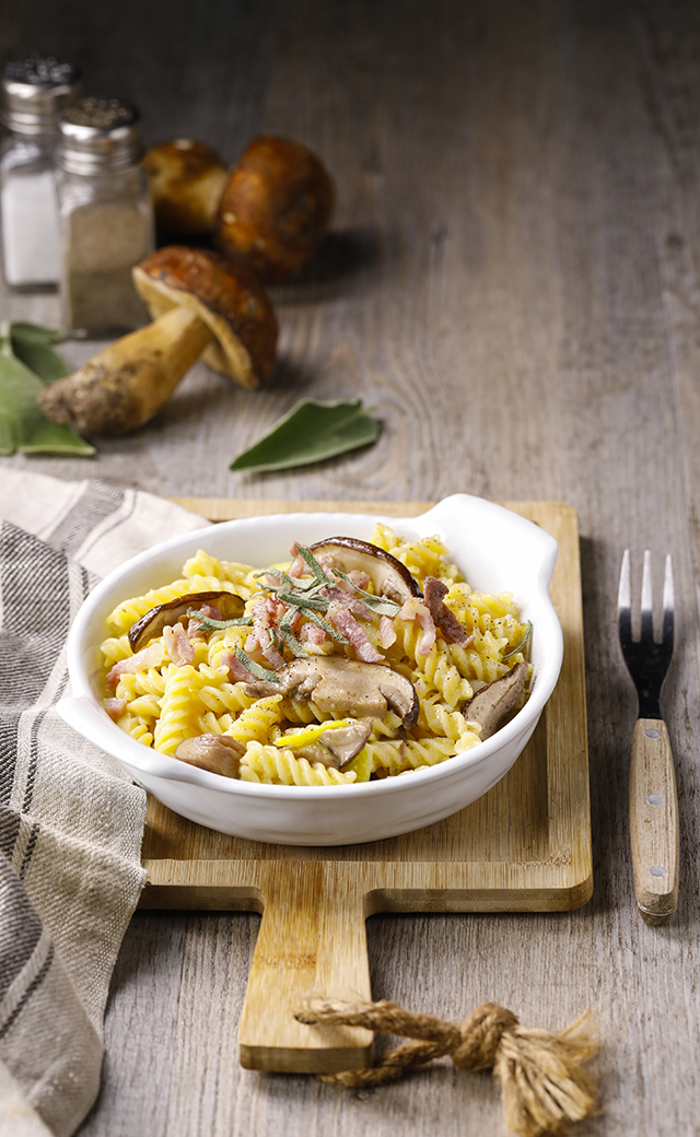 Fusilli di mais e riso con porri, porcini e pancetta