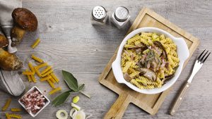 Fusilli di mais e riso con porri, porcini e pancetta