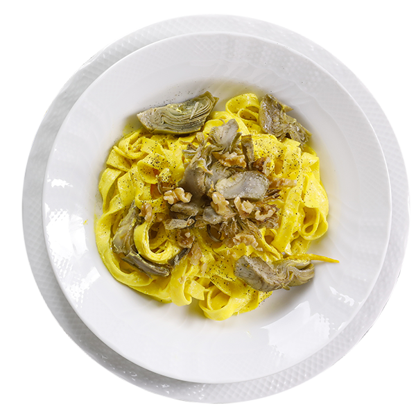 Tagliatelle con crema di ricotta allo zafferano, carciofi morbidi e croccanti e noci