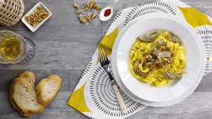 Tagliatelle con crema di ricotta allo zafferano, carciofi morbidi e croccanti e noci