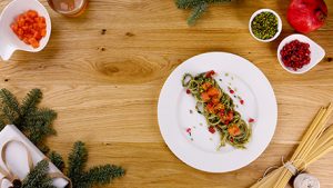 Spaghetti con tartare di salmone affumicato e erbe aromatiche