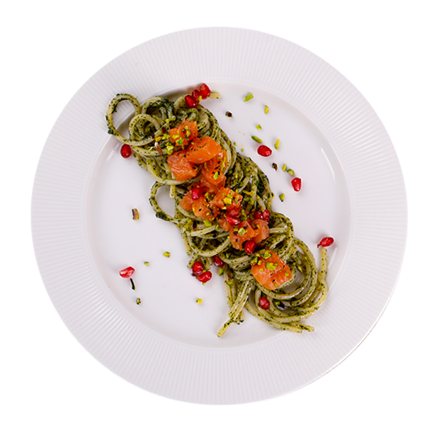 Spaghetti con tartare di salmone affumicato e erbe aromatiche