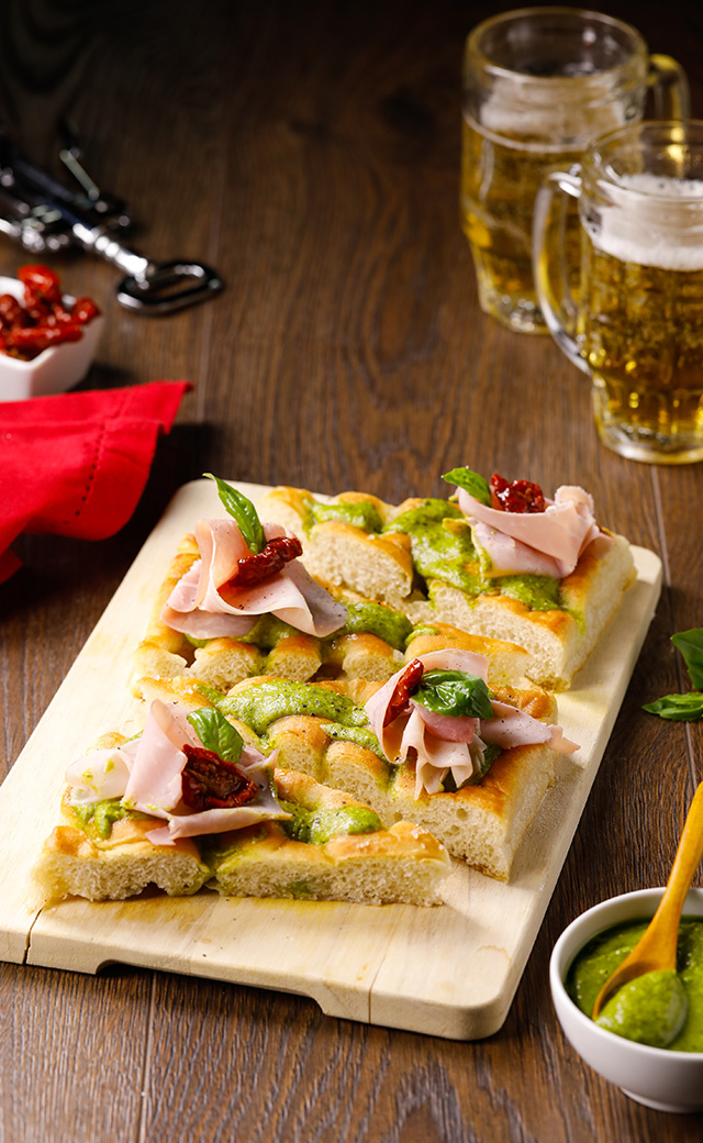 Focaccia con pesto genovese e pomodorini secchi