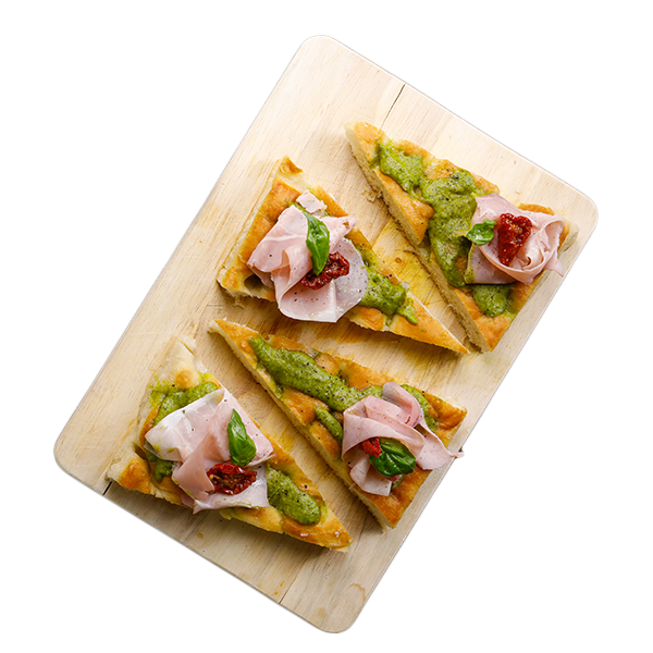 Focaccia con pesto genovese e pomodorini secchi