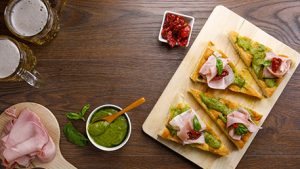 Focaccia con pesto genovese e pomodorini secchi