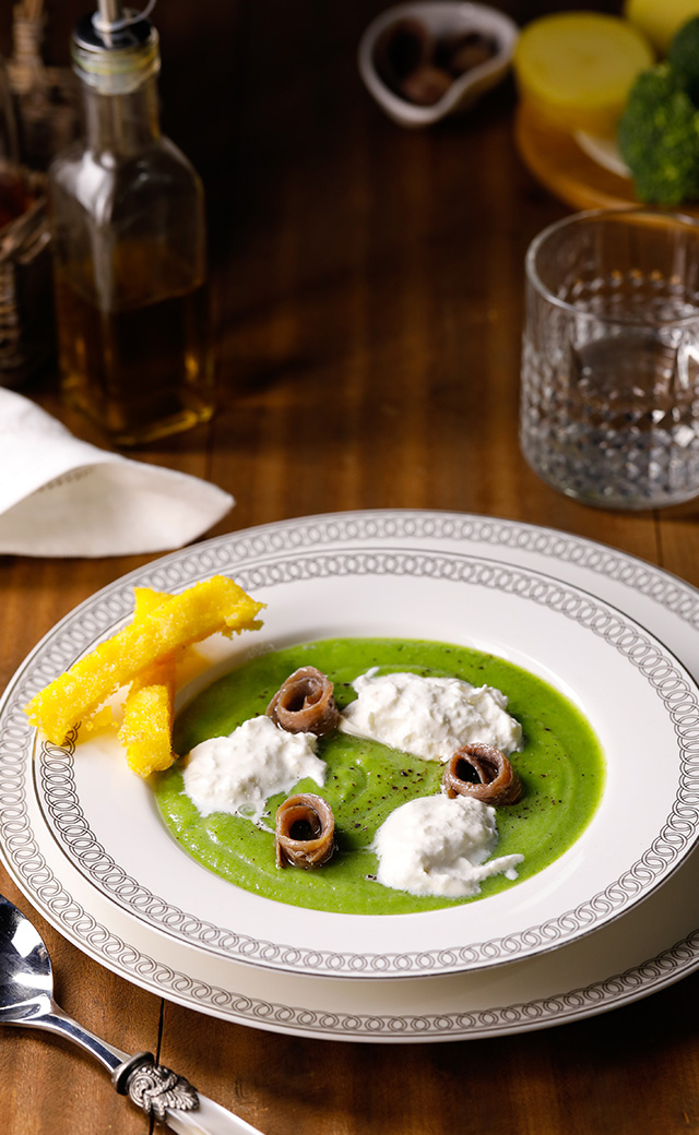Crema di broccoli, burrata e acciughe con crostini di polenta fritta