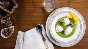 Crema di broccoli, burrata e acciughe con crostini di polenta fritta