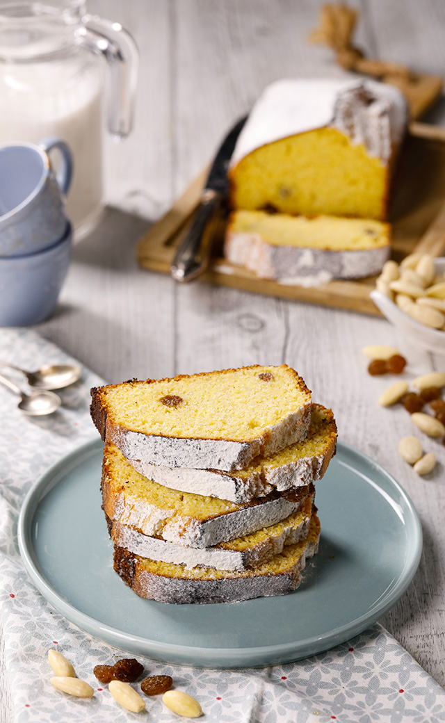 Plumcake con farina di mais, uva sultanina e mandorle