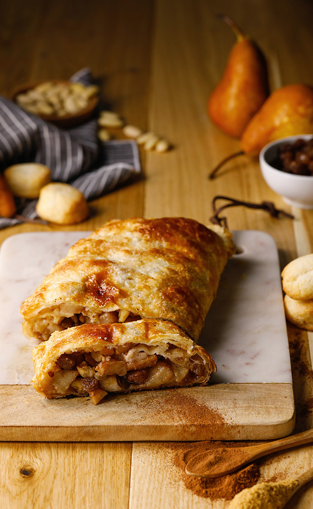 Strudel dolce con pere, amaretti e cannella
