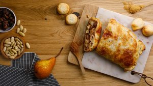 Strudel dolce con pere, amaretti e cannella