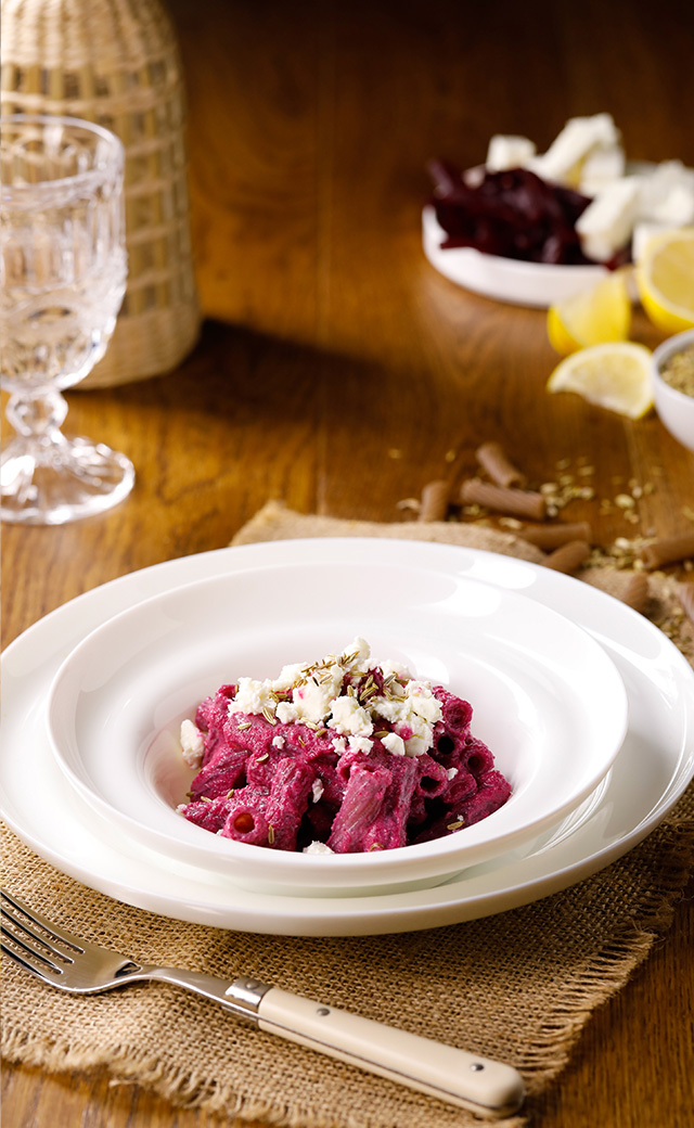 Tortiglioni di grano saraceno con pesto di barbabietola, feta e semi di finocchio tostati