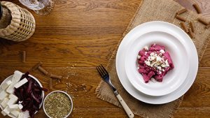 Tortiglioni di grano saraceno con pesto di barbabietola, feta e semi di finocchio tostati