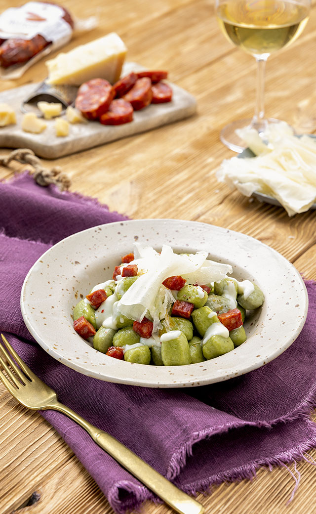 Gnocchi agli spinaci con salsiccia e formaggi