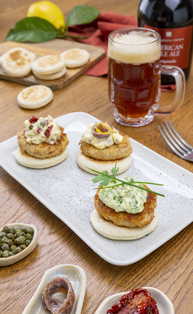Mini burger su tigelle calde alle tre maionesi