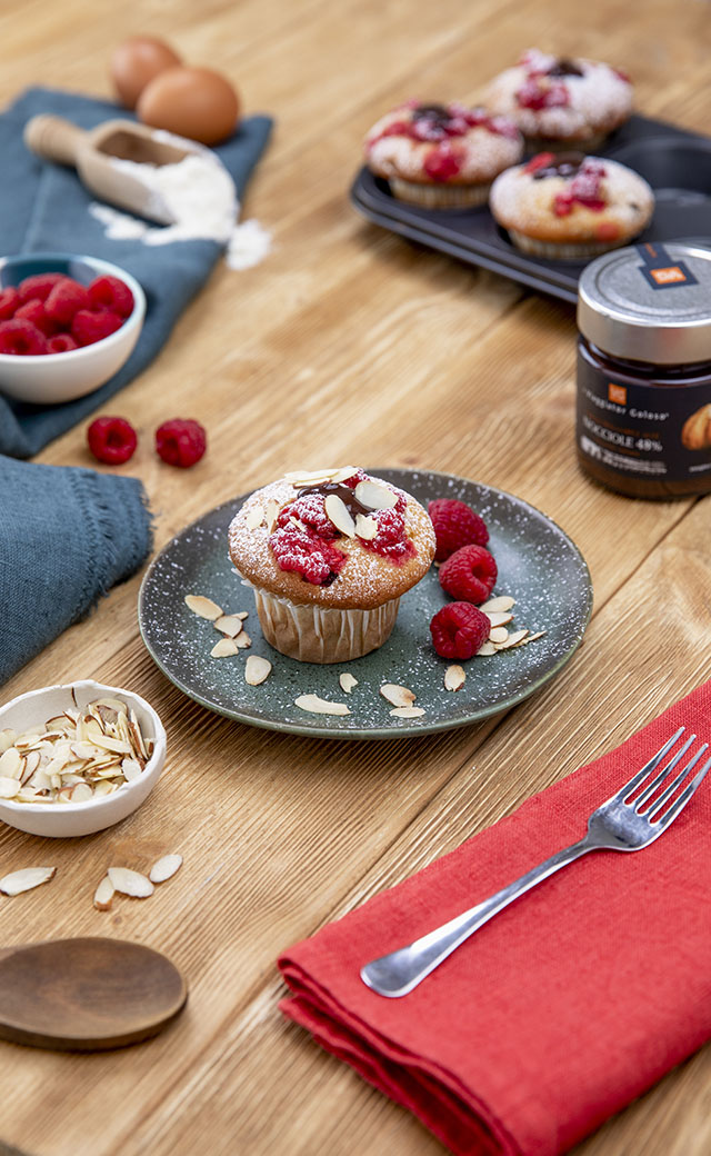Muffin allo yogurt con lamponi, mandorle tostate e crema di nocciole