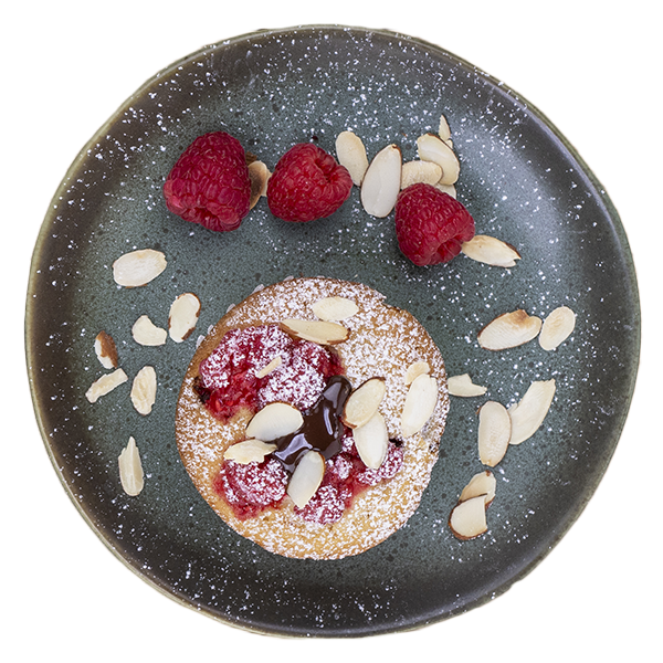 Muffin allo yogurt con lamponi, mandorle tostate e crema di nocciole