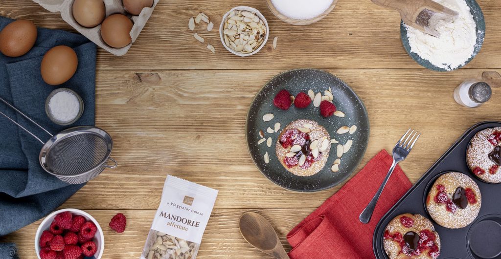 Muffin allo yogurt con lamponi, mandorle tostate e crema di nocciole