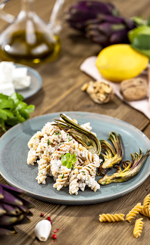 Fusilli integrali con carciofi croccanti e crema di feta