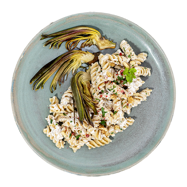 Fusilli integrali con carciofi croccanti e crema di feta