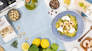 Spaghetti con pesto di pistacchi, gamberi e burrata