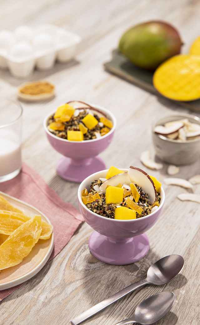Pudding di quinoa con bevanda d’avena, scaglie di cocco e mango