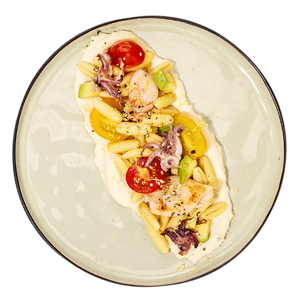 Malloreddus con calamari e avocado su crema di fagioli cannellini