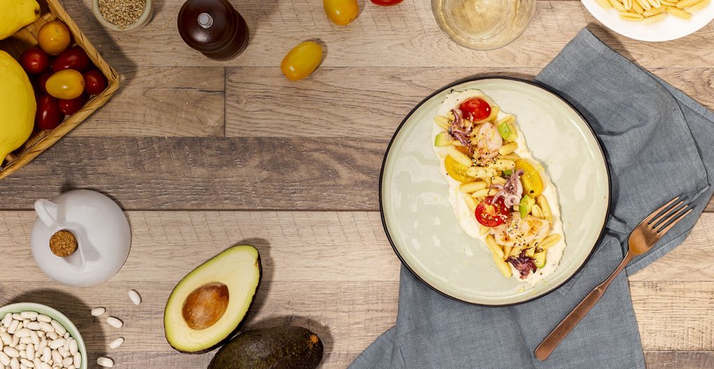 Malloreddus con calamari e avocado su crema di fagioli cannellini