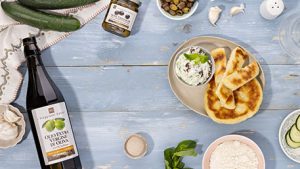 Focaccine allo yogurt con tzatziki alle olive taggiasche