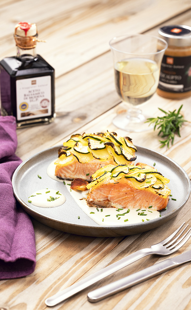 Trancio di salmone all’aceto balsamico, in crosta di patate e zucchine