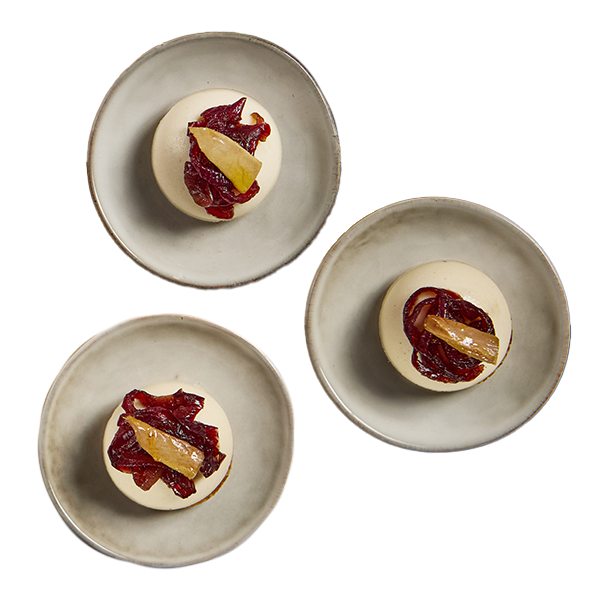 Panna cotta con filetti di ventresca e cipolla caramellata