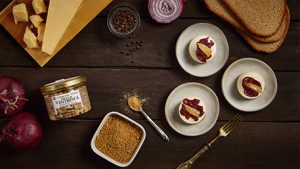 Panna cotta con filetti di ventresca e cipolla caramellata