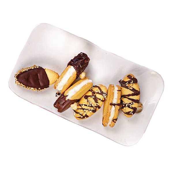 Biscotti farciti di gelato e crema di mandorle 