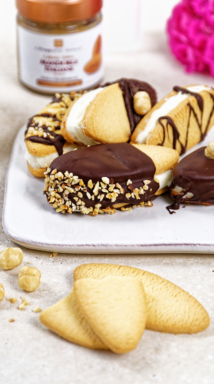 Biscotti farciti di gelato e crema di mandorle